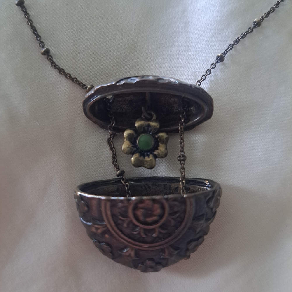 Lovely Vintage Necklace with Hidden Flower Pendant 😍